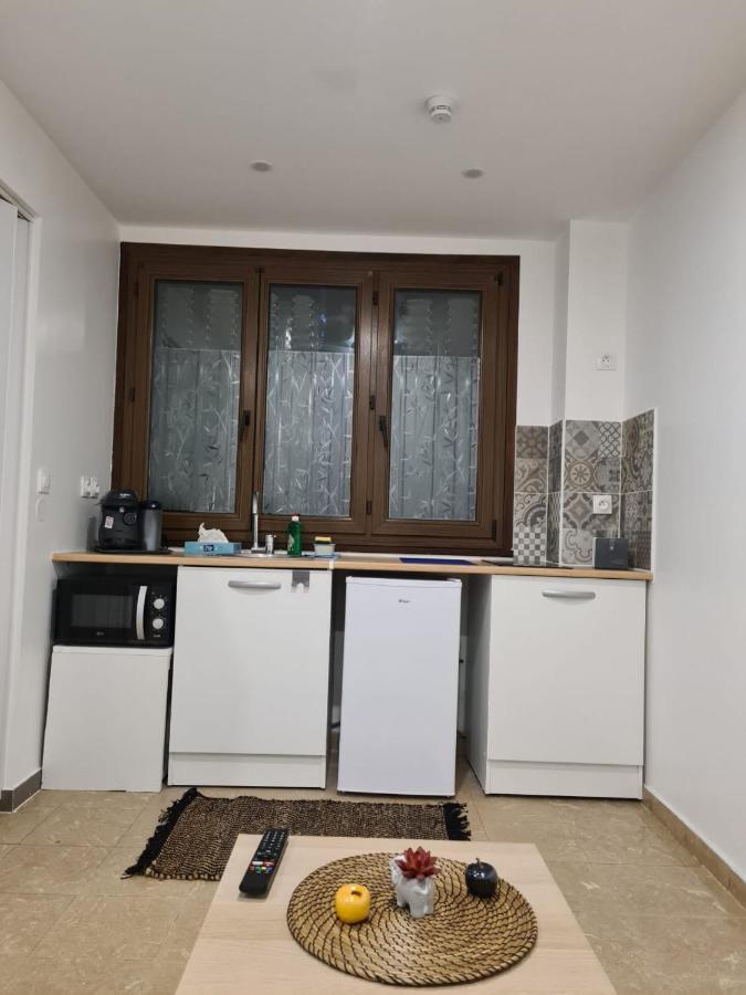 Studio Independant Et Bien Equipe Avec Veranda Commune Нёйи-сюр-Марн Экстерьер фото