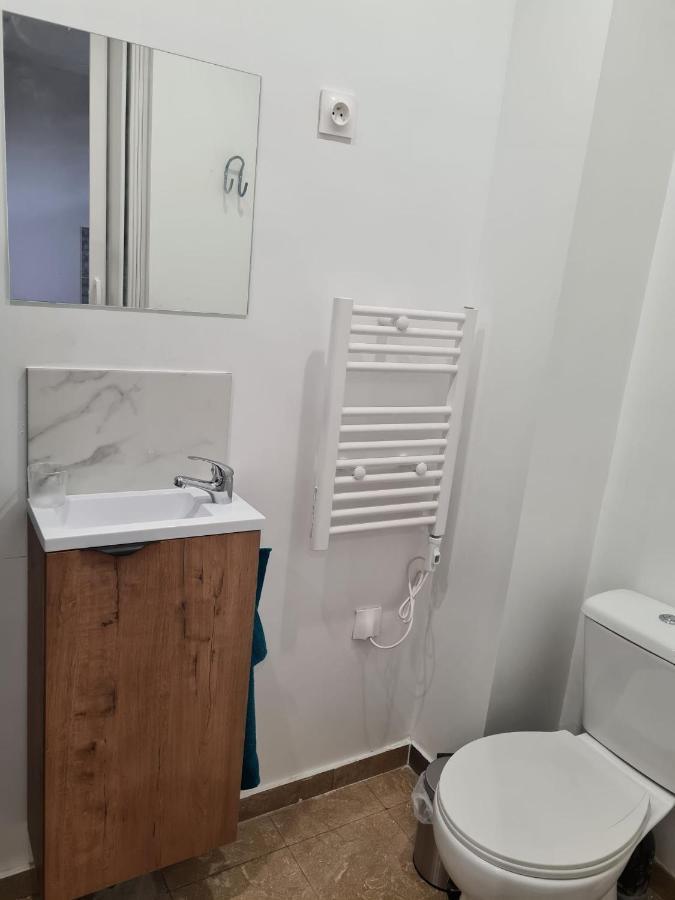Studio Independant Et Bien Equipe Avec Veranda Commune Нёйи-сюр-Марн Экстерьер фото